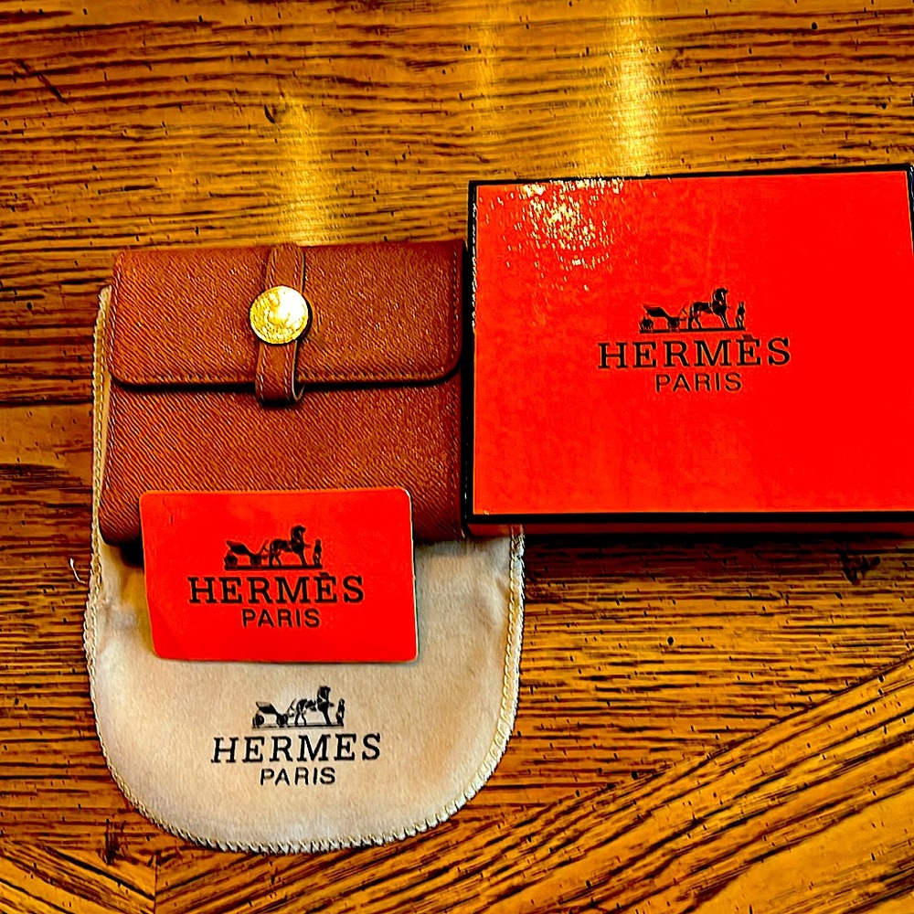 HOST PICK🎉NWOTHermes Calfskin wallet. Pouch/card&box.Seude interior&signage.